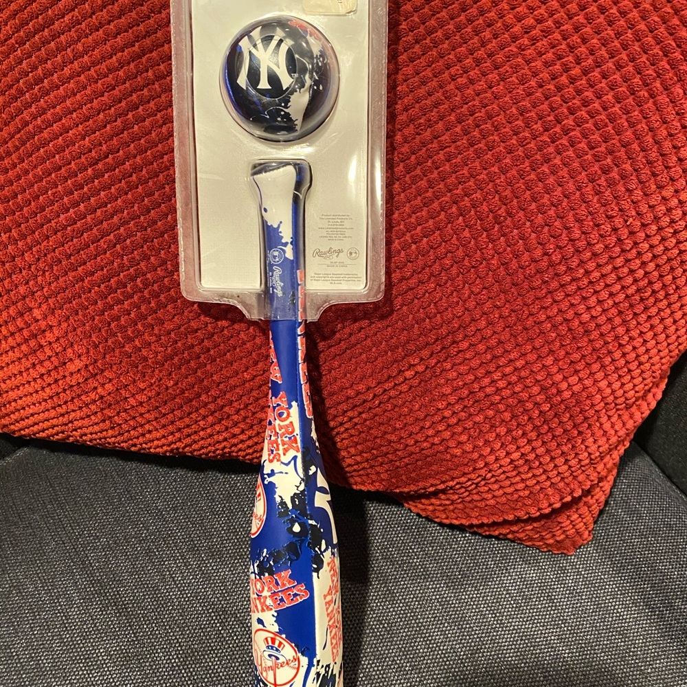Rawlings brand Yankees mini bat and ball ⚾️